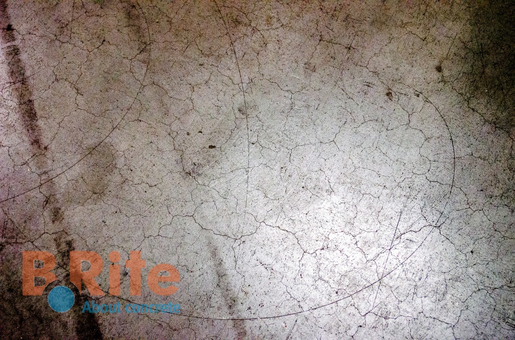 Являются ли микротрещины дефектом покрытия бетонного пола